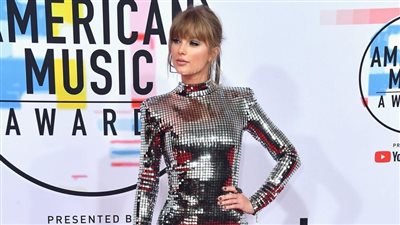 تايلور سويفت تحصد جائزة أفضل جولة غنائية في حفل جوائز «AMAs»