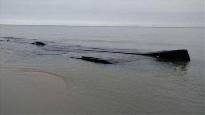 بحيرة غامضة تبتلع حطام سفينية بعدما لفظته