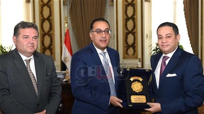 مدبولي يكرم وزير قطاع الأعمال العام السابق