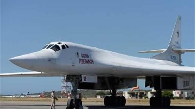 طائرات حربية أمريكية تنقل مساعدات إلى حدود فنزويلا