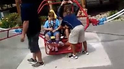 بالفيديو والصور.. لحظة تحطم لعبة ملاهى قبل إقلاعها بثوان