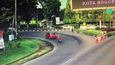 لحظة دهس حافلة لسائق دراجة نارية (فيديو)