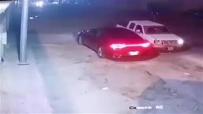 لحظة إطلاق النار على مواطن وسرقة سيارته بالرياض (فيديو)