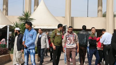 إقبال كثيف على معرض الكتاب في يومه الأخير