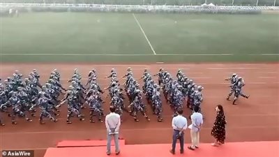 شاهد ما فعلته فتاة لاستعادة حذائها خلال عرض عسكري (فيديو وصور)