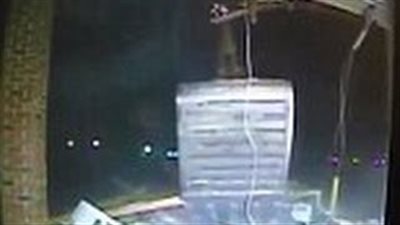 بالفيديو والصور.. أجرأ طريقة لسرقة ماكينة صرف آلى