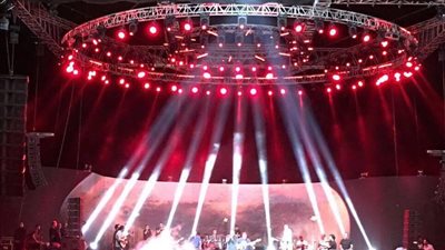 كواليس الإضاءة المبهرة لحفل عمرو دياب في مراسي