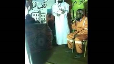 بالفيديو.. عامل نظافة يبهر حضور مسابقة قرآنية بصوته المذهل