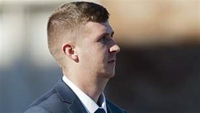 شاب يلقي قطة في الهواء كالكرة (فيديو وصور)