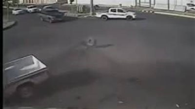 حادث تصادم مروع بين سيارتين بسبب السرعة (فيديو)