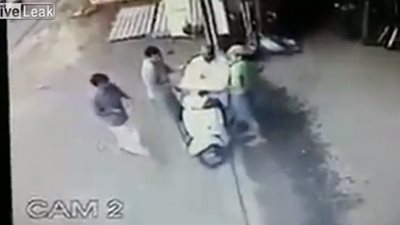 سقوط مروع لرجل من فوق دراجته النارية (فيديو)