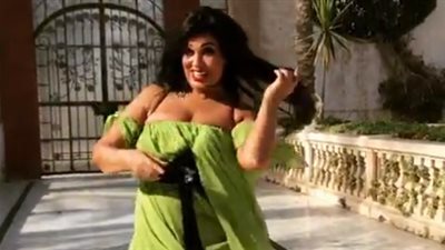 بفستان أخضر.. فيفي عبده ترقص أمام منزلها بالساحل الشمالي (فيديو)