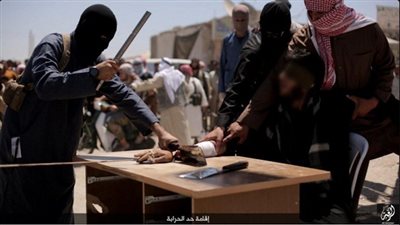 بالصور.. «داعش» يقطع يد شاب ورجله في «الرقة» بتهمة الإفساد في الأرض