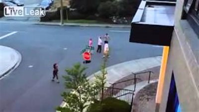 بالفيديو.. «خناقة» بين شابين بسبب «موبايل»