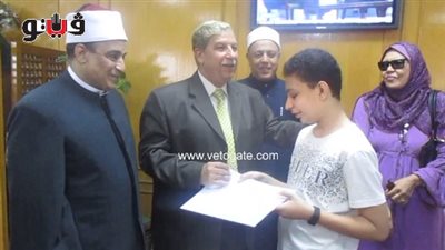 بالفيديو.. محافظ الإسماعيلية يكرم أول الثانوية الأزهرية للمكفوفين