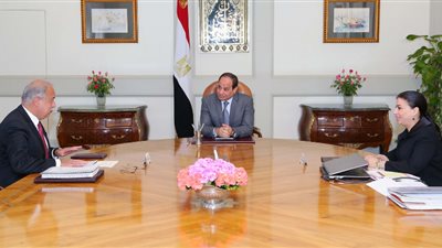 السيسي يجتمع برئيس الوزراء ووزيرة الاستثمار.. يكلف الحكومة بالتيسيرعلى المزارعين لإنجاح موسم توريد القمح.. يبحث تطوير البنية التحتية لسيناء.. يوافق على تشكيل لجنة عليا لإدارة المشروعات الصغيرة