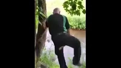 بالفيديو.. أطرف سقطة لرجل من أعلى أرجوحة