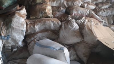 مضبوطات شركة جمع صاحبها 10 أطنان مخلفات مصانع لصنع تبغ السجائر (صور)