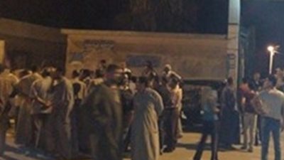 أهالي كفر المدينة يتجمهرون أمام منزل «دجال» لهدمه في الشرقية