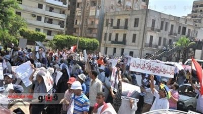 الأهالي يمنعون إرهابيي المعزول من الإساءة للجيش على جدران منازل