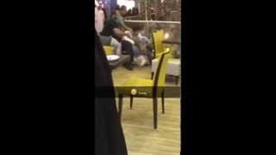 بالفيديو.. مشاجرة عنيفة بين شابين في مول شهير بالسعودية