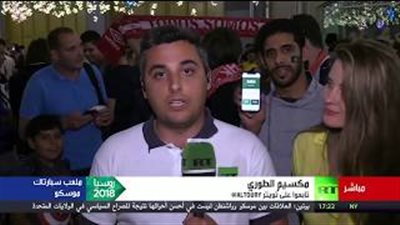 مشجعتان برازيليتان تفاجئان مراسل روسيا اليوم بـ«بوسة» على الهواء(فيديو)