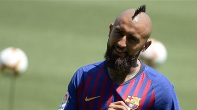 «ماركا الإسبانية»: فيدال يحترق على دكة بدلاء برشلونة