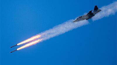 بالصور.. بوتين يستعرض عضلاته بالمقاتلات في سماء موسكو