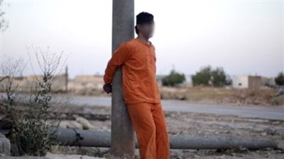 بالفيديو والصور..«داعش» يعدم رجلا برشاش ويقطع رأسه