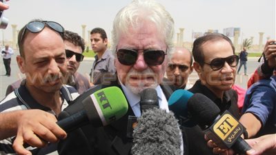 بالصور .. زاهى حواس وحسين فهمى يصلان مسجد طنطاوى للمشاركة في جنازة «عمر الشريف»