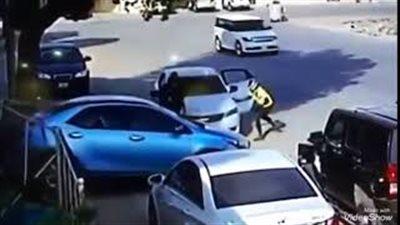 شاهد ماذا فعل سعودي لحظة محاولة لصين سرقة سيارته (فيديو)
