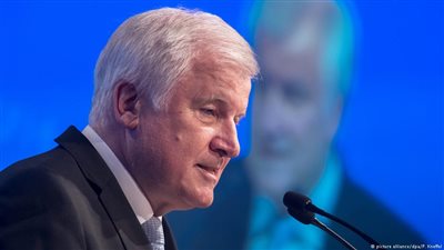 زيهوفر يؤكد تراجع أعداد اللاجئين القادمين إلى ألمانيا