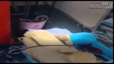 بالفيديو.. ياباني مجنون يشعل ألعابا نارية في فمه