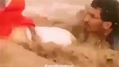 لحظة إنقاذ مسن من الغرق بعد انقلاب سيارته (فيديو)