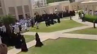 مسابقة شد الحبل بين الفتيات والشباب بعمان تثير جدلا (فيديو)