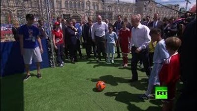 بوتين يسجل هدفًا رائعًا في الساحة الحمراء بحضور إنفانتينو (فيديو)