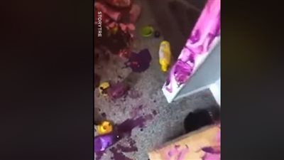 «لما تسيب عيالك لوحدهم».. طفلان يغرقان غرفتهما بالطلاء (فيديو)