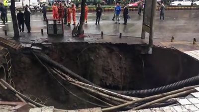 حفرة ضخمة تظهر فجأة على الطريق وتبتلع 4 أشخاص (فيديو)