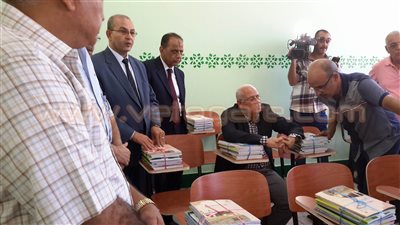 منح 500 طالب من غير القادرين الكتب الدراسية مجانا في بورسعيد