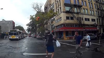 بالفيديو والصور.. لحظة سرقة هاتف امرأة بأحد شوارع نيويورك