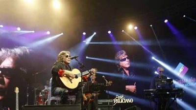 بالصور.. «خوسيه فيليتشيانو» يشعل المسرح في لبنان