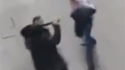 شجار بين رجلين بالسكاكين والسواطير (فيديو)