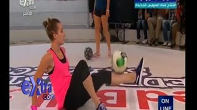 بالفيديو.. فتاة تشعل مواقع التواصل بمهاراتها في كرة القدم