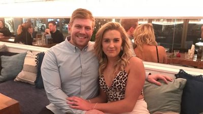 رجل يستعير خاتمًا من سيدة غريبة ليقترح الزواج على حبيبته (فيديو وصور)