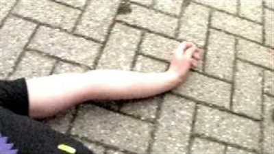 بالفيديو.. لحظة سقوط رجل «سكران» من أعلى بناية