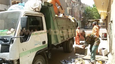 بالصور..عمال النظافة بقنا يشتكون من مخلفات الزجاج «تقرير»