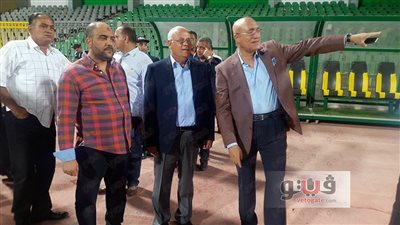بالصور.. محافظ بورسعيد يتفقد غرفة التحكم والمراقبة بالنادي المصري