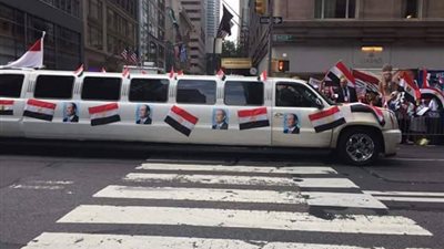 بالفيديو.. الجالية المصرية تستقبل السيسي أمام مبنى الأمم المتحدة