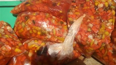 ضبط طن مخللات فاسدة باﻹسماعيلية(صور)