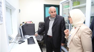 تفاصيل زيارة وزيرة الصحة لقنا.. هالة زايد تبدأ جولتها من مستشفى قفط التعليمي.. تطمئن على الأجهزة الطبية.. وتعترف بالعجز في الموارد البشرية.. و«الهجان» يعلن خطط المحافظة للتطوير(صور)